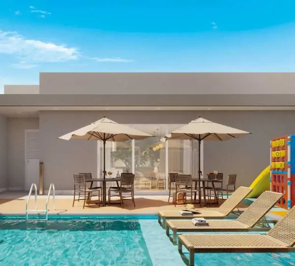 Piscina e área externa da casa de campo